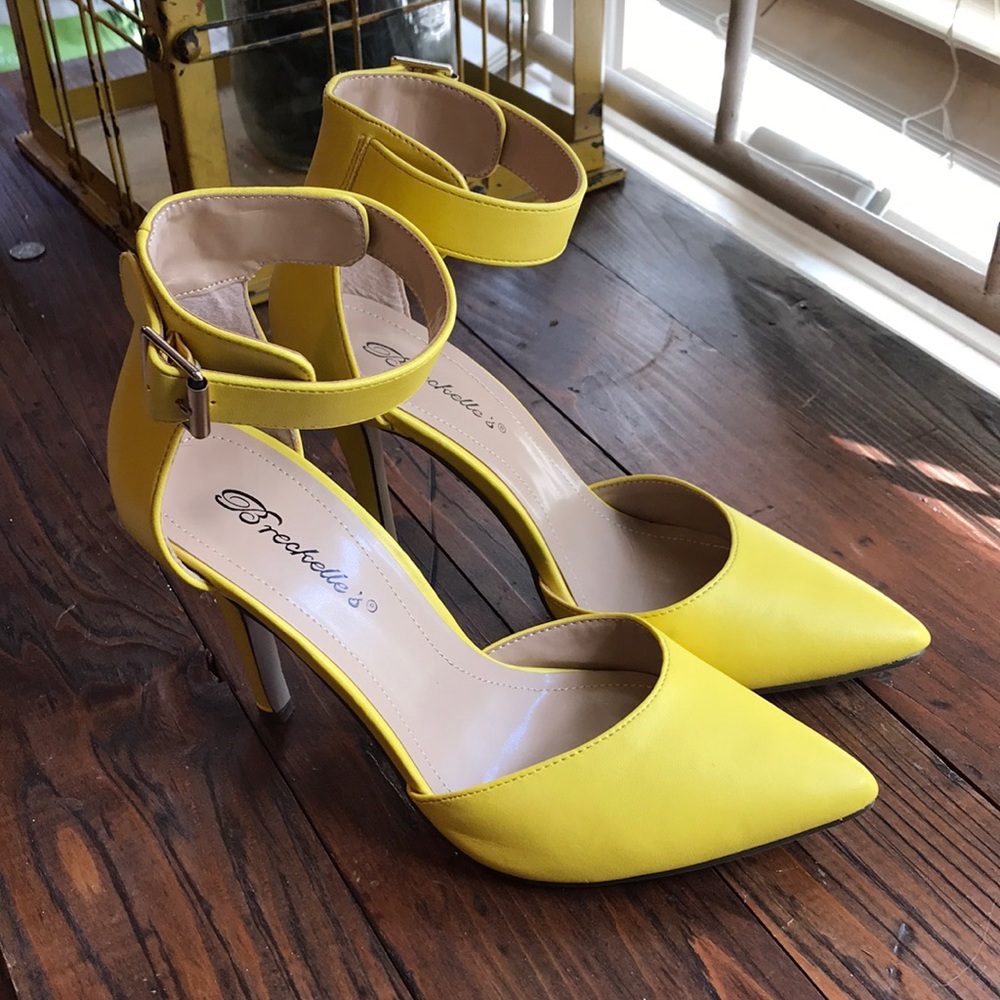 Never been worn yellow pumps Breckelle’s brand